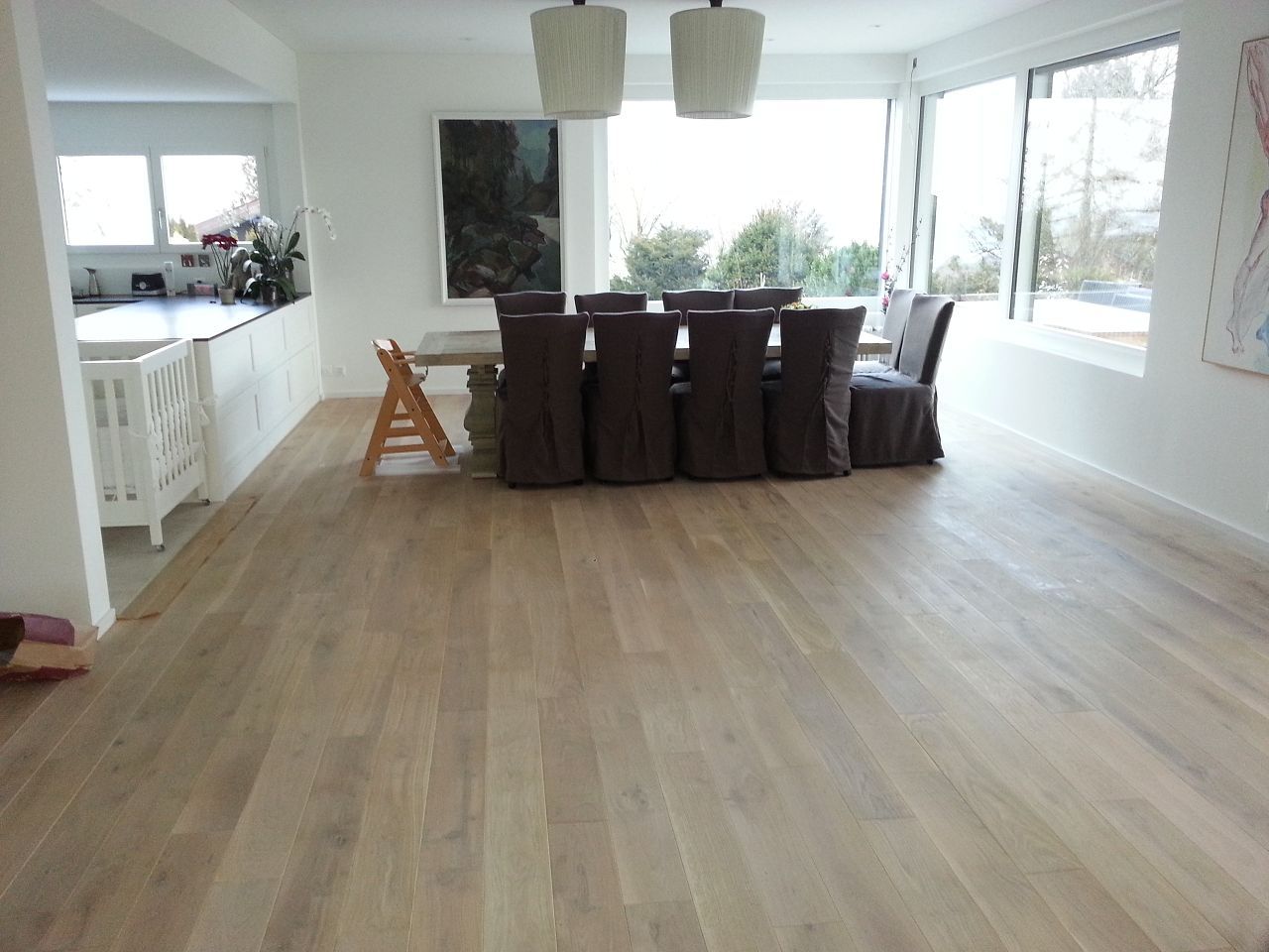 Parkettflaeche aus Eiche mit modernem, hellem Finish