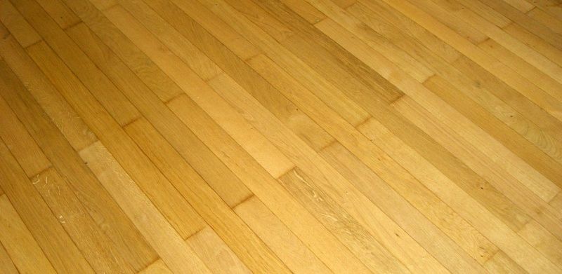 Restaurierter Dielenboden mit erneuerter Oberflaeche
