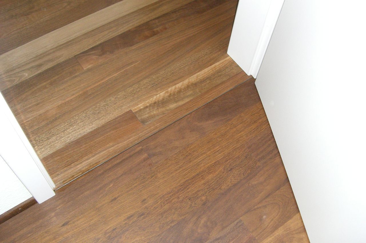 Uebergang von Spotted Gum zu dunklem Sucupira-Parkett