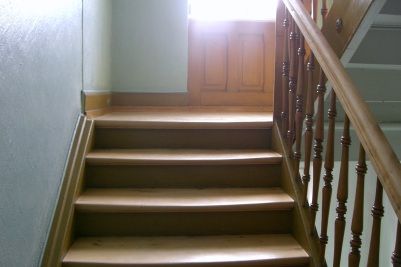 Holztreppe mit restauriertem Gelaender im Altbau