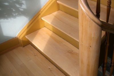 Aufbereiteter Handlauf der sanierten Holztreppe