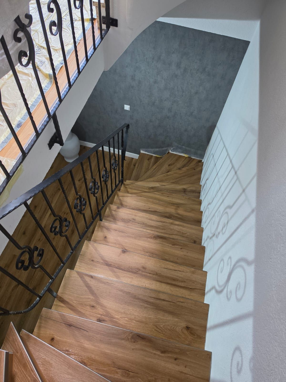Sanierte Steintreppe mit Klebevinyl
