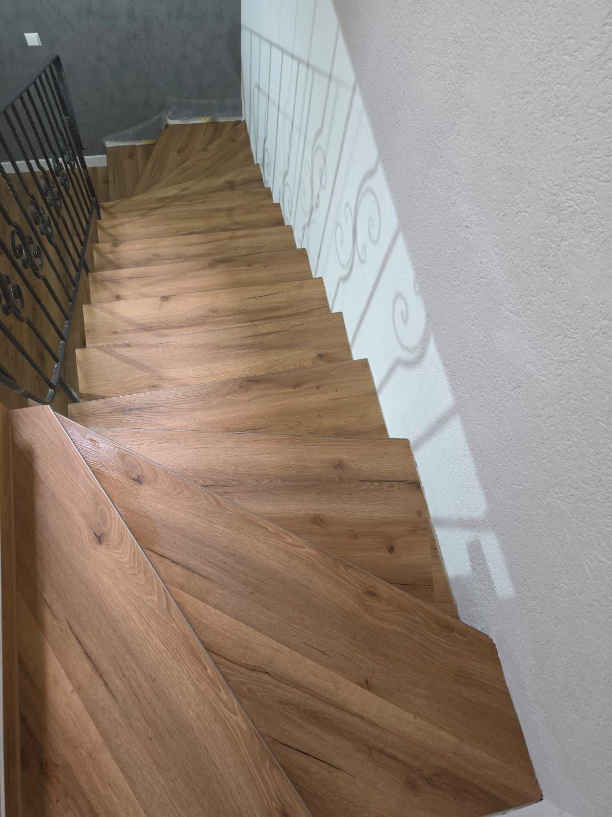 Treppe mit hochwertiger Klebevinyl-Oberflaeche