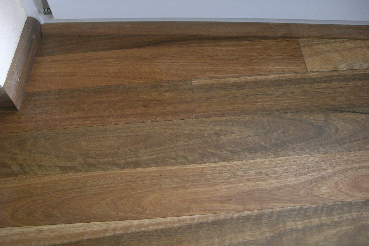Spotted-Gum-Parkett mit homogener Dielenstruktur