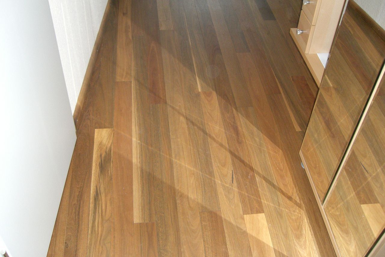 Wohnbereich mit verlegtem Spotted-Gum-Parkett