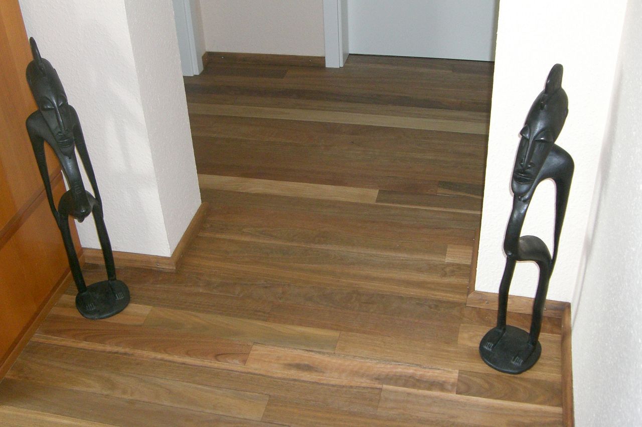 Verlegtes Spotted-Gum-Parkett mit sauberem Fugenbild