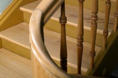 Treppengelaender aus Holz nach Restaurierung